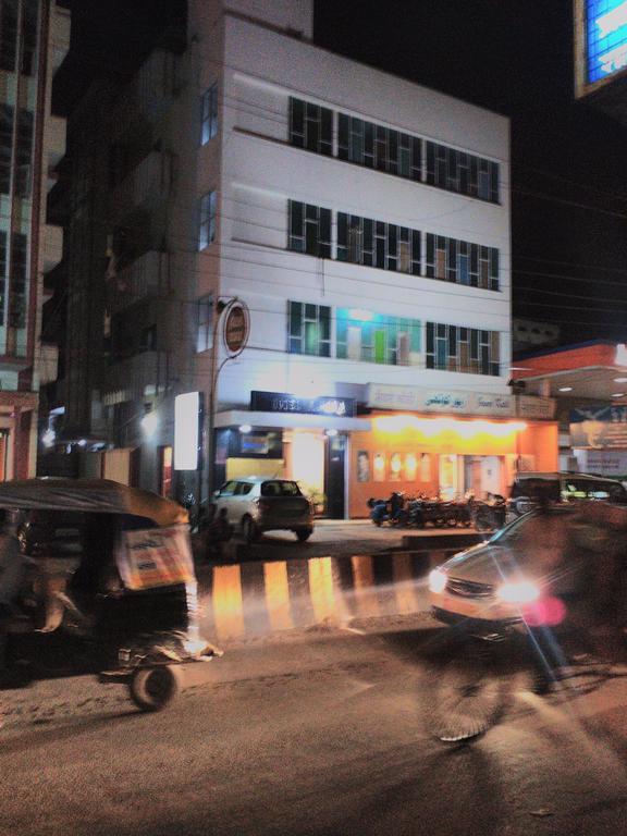 Hotel Ajaya Varanasi Luaran gambar